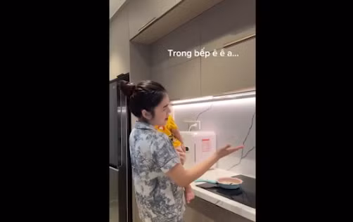 Dù mặc đồ ngủ nhưng trông cô vẫn gọn gàng và không có dấu hiệu như "đầu bù tóc rối" trong truyền thống.