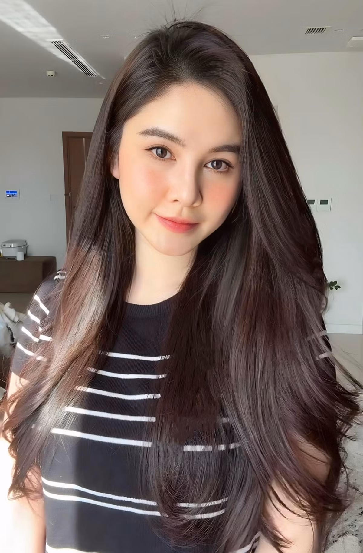 Người đẹp rục rịch giảm cân, ép mỡ sau sinh con trai đầu lòng và đã quay lại sóng truyền hình đồng hành với người hâm mộ trong các bản tin thể thao.