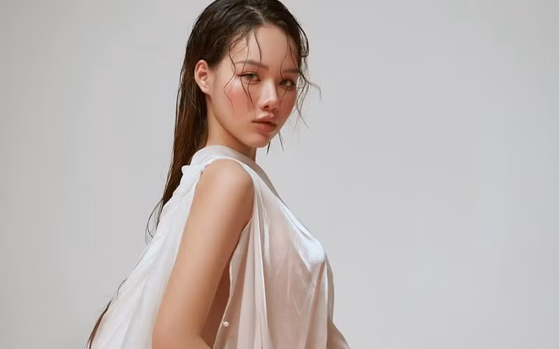 Thời gian mang thai Huỳnh Hồng Ngọc khéo léo che chắn vòng hai bằng những bộ trang phục kín đáo mà hiện đại không ai nhận ra.