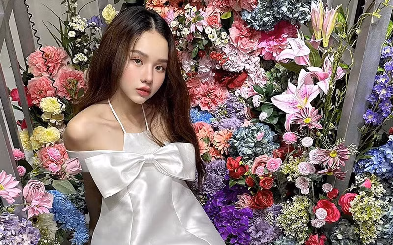 Huỳnh Hồng Ngọc yêu thích những mẫu đầm công chúa có phom dáng xoè nhẹ nhàng và tôn được làn da mịn màng của cô tối đa.