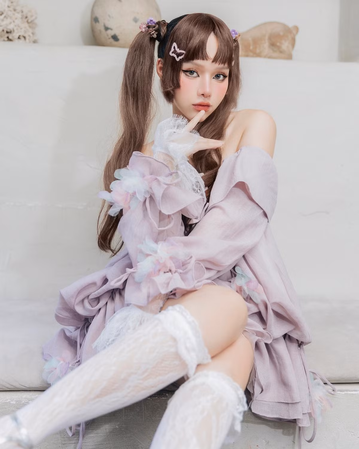 Huỳnh Hồng Ngọc mới đây cũng gây sốt khi công khai hình ảnh có bầu ở những tháng cuối, cô khoe chiếc bụng xinh làm công chúng ngỡ ngàng và thích thú.