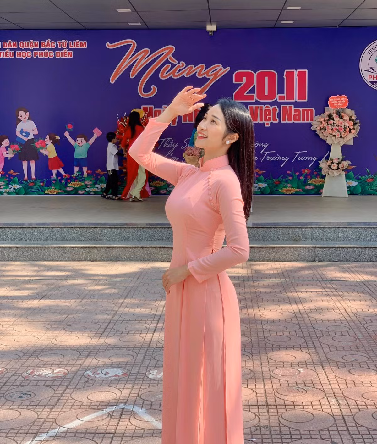 Cô giáo GenZ sở hữu ngoại hình ưa nhìn, ngoài đời cô nàng chuộng phong cách thời trang khá gợi cảm.