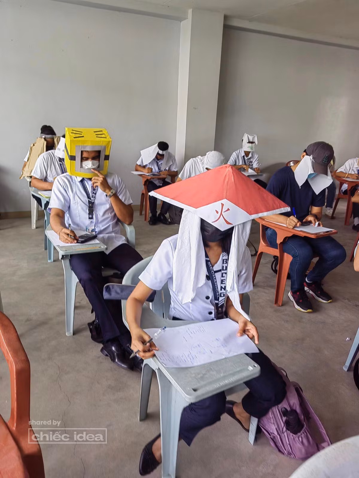 Những hình ảnh sinh viên đội những chiếc mũ kỳ lạ trong giờ thi được chia sẻ rộng rãi trên MXH và gây chú ý.