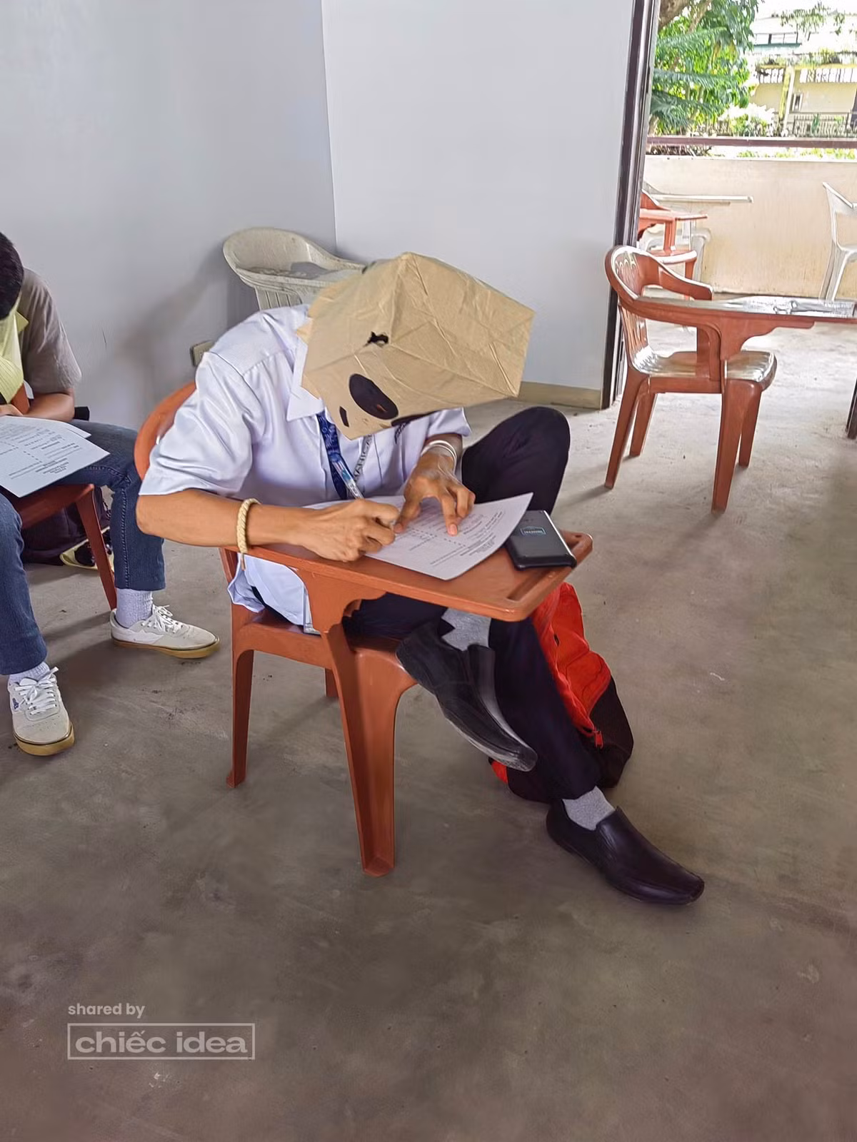 Cô giáo khá bất ngờ khi các sinh viên sáng tạo nhiều loại mũ chống quay cóp độc lạ được làm từ giấy, vỉ trứng gà, mũ bảo hiểm, móc phơi quần áo…