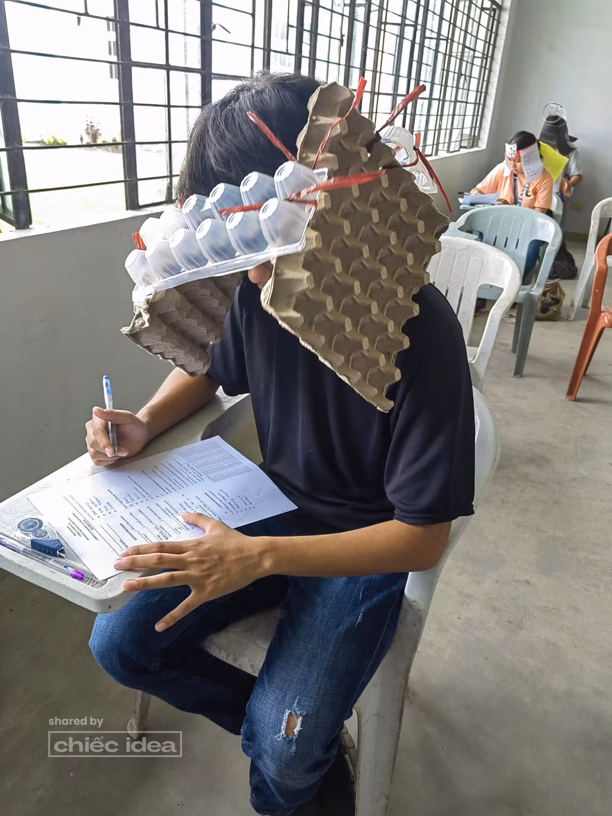 Chuyện này tưởng không hay mà hay không tưởng, hoặc đúng hơn là cô giáo Mary nghĩ mình nói đùa, nhưng các sinh viên lại rất nghiêm túc với ý tưởng mũ chống gian lận thi cử này.