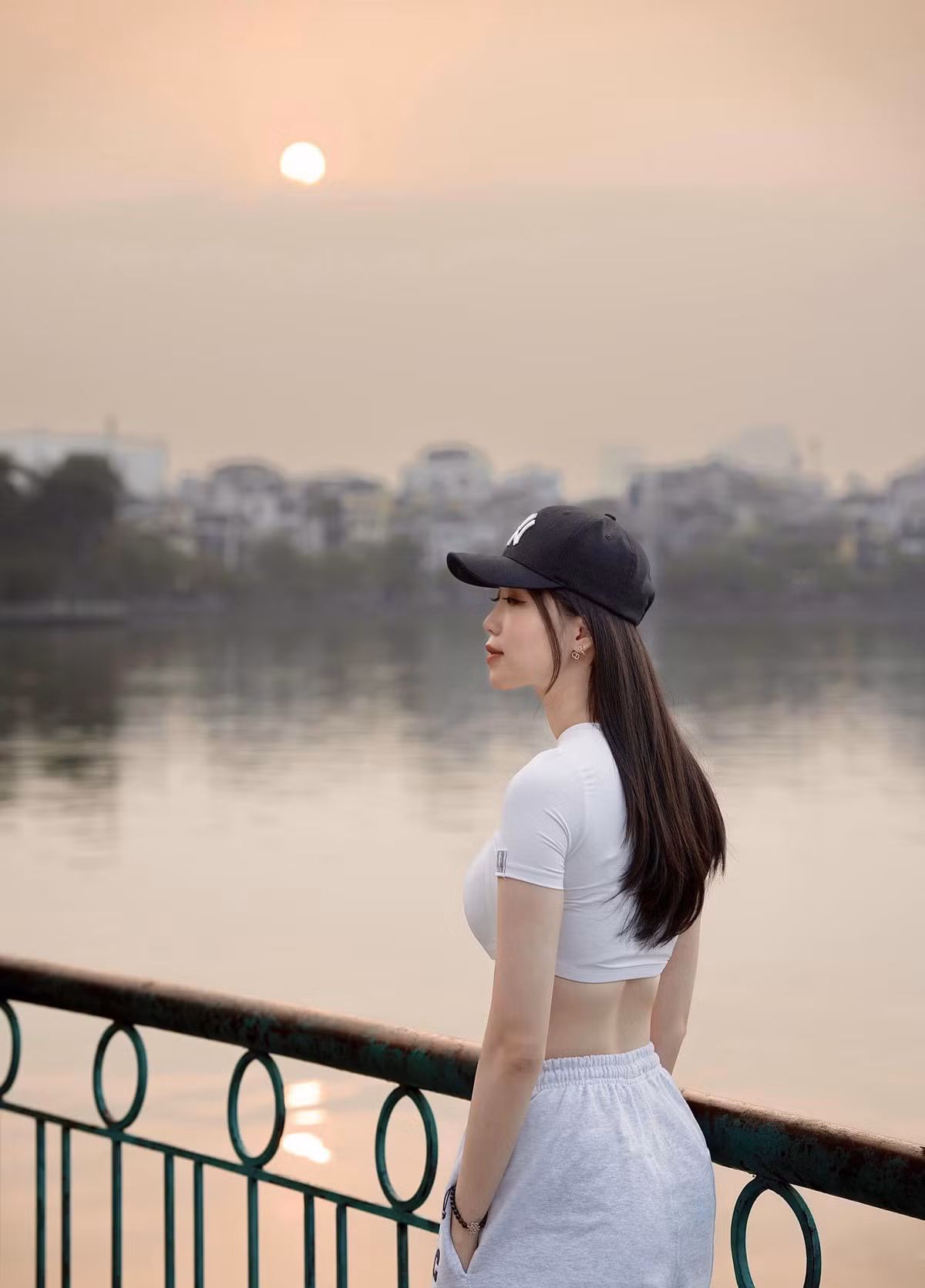 Khi không lên sóng, người đẹp 9X thường ăn mặc trẻ trung, thanh lịch, không kém phần gợi cảm.