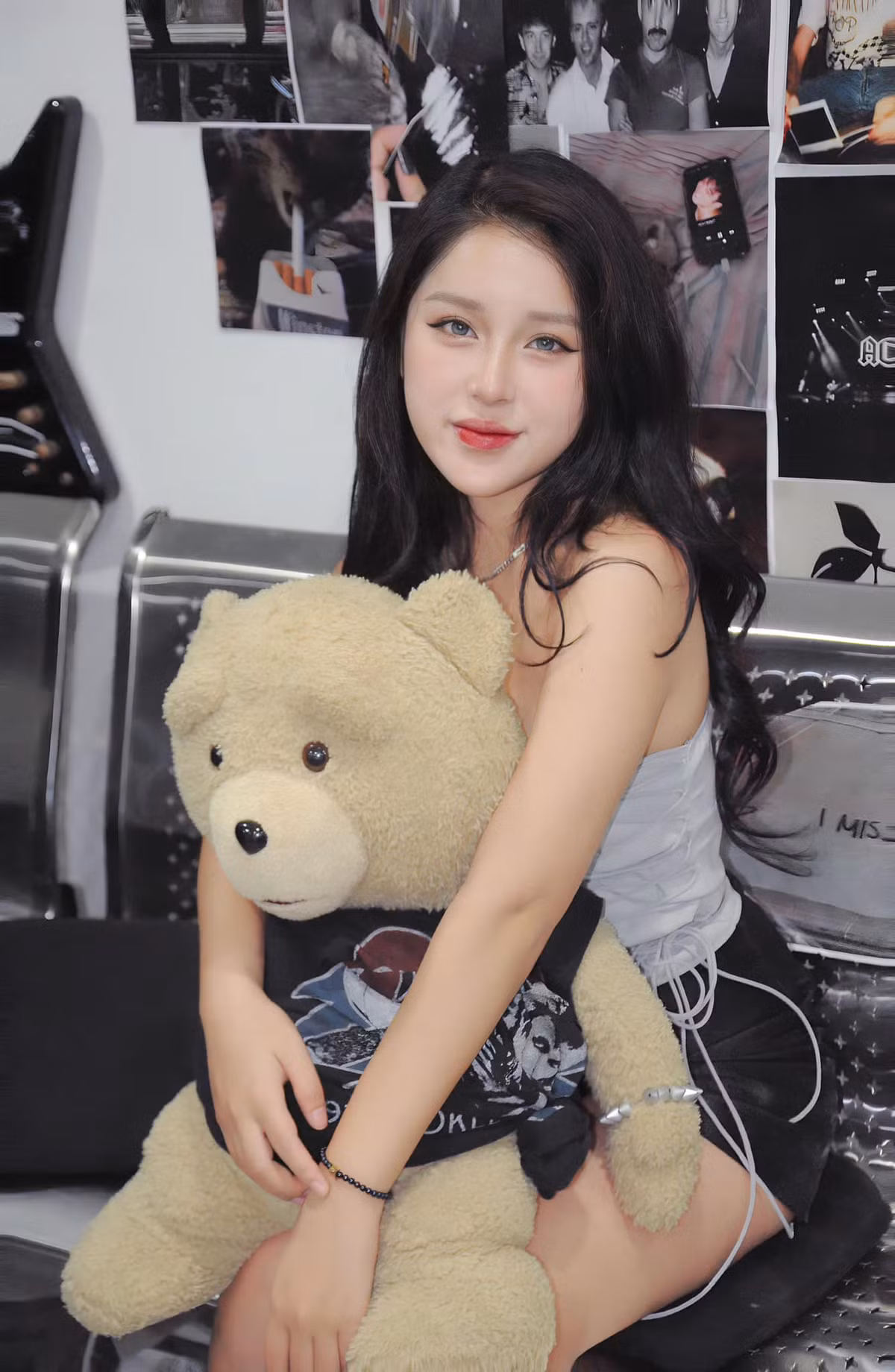 Trong nhiều bức ảnh cô giáo hot girl không ngần ngại diện bikini khoe dáng.