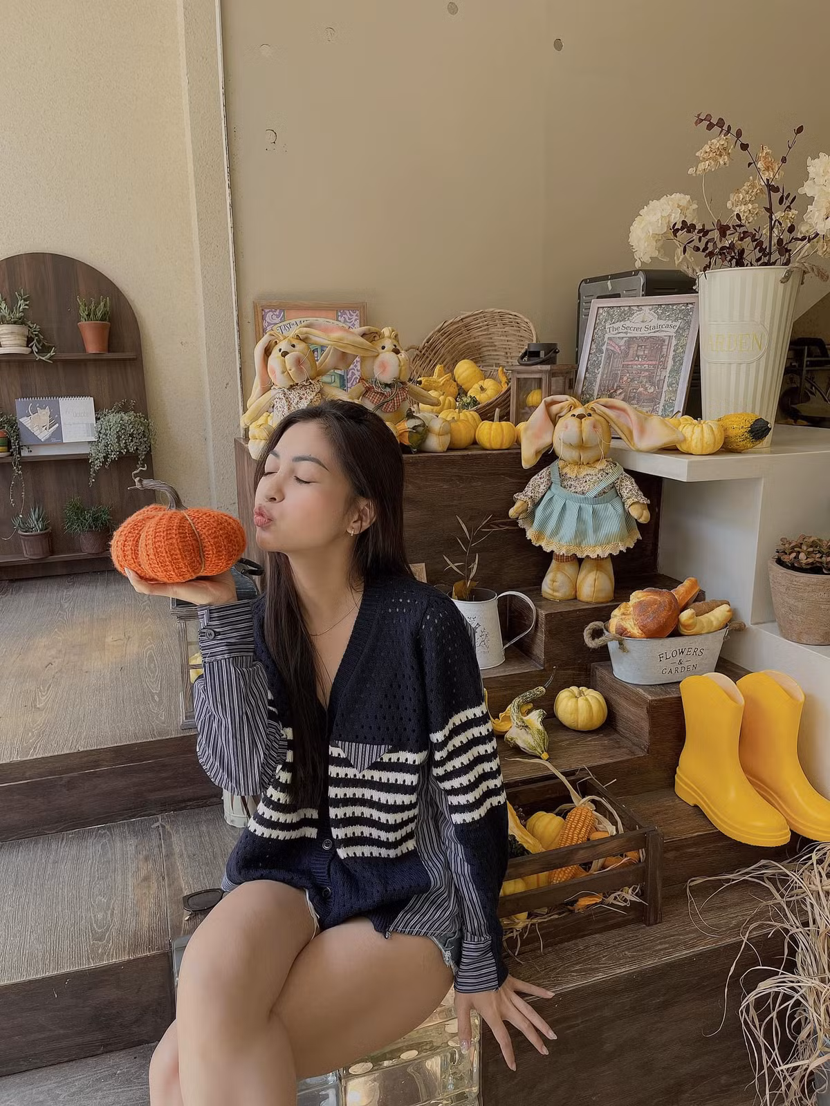 Còn về cá nhân, Nhật Lê lại rất chăm chỉ chia sẻ cuộc sống mới của mình trên mạng xã hội.