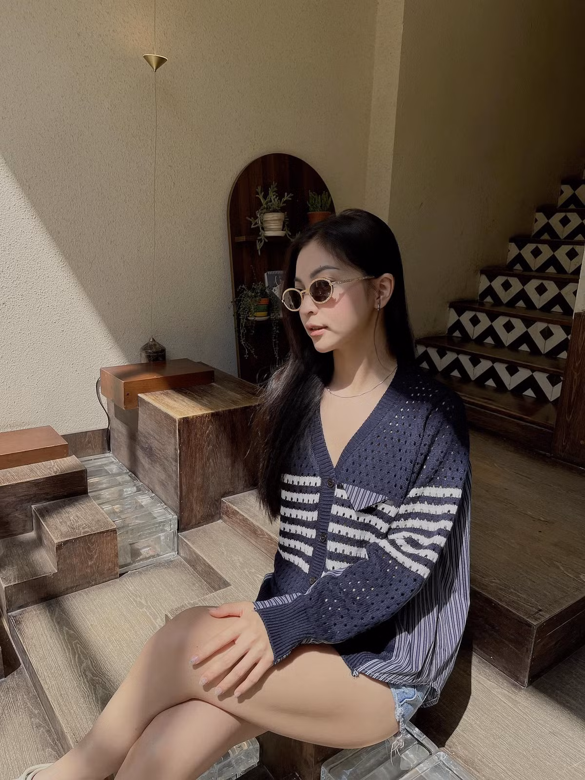 Cô đi du lịch khắp nơi, nay vi vu Đà Lạt, khi "ở ẩn" trong resort cao cấp tại Đà Nẵng, lúc lại đi Thượng Hải, Thái Lan.