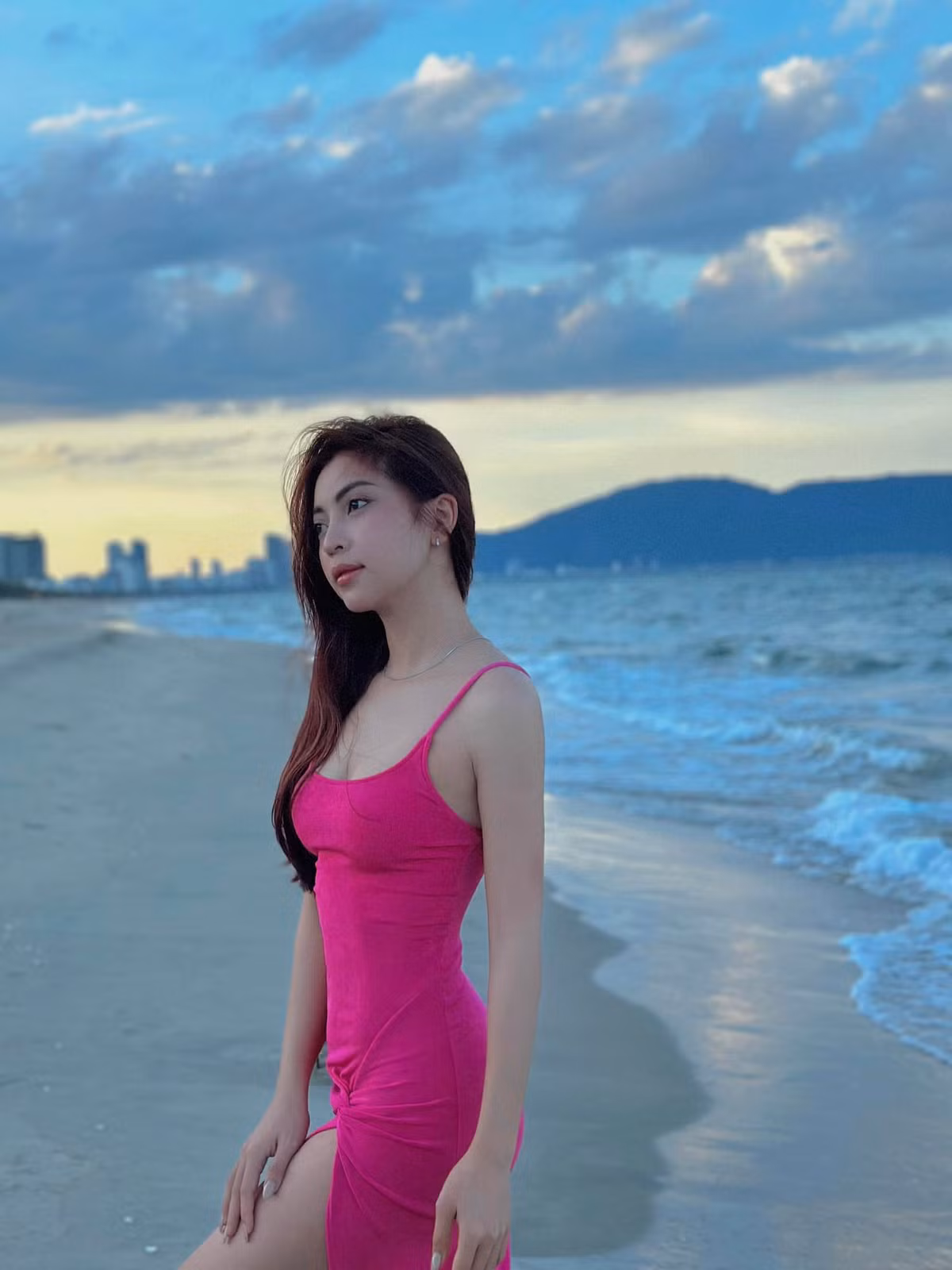Cô thường xuyên xuất hiện trên mạng xã hội với những hình ảnh xinh đẹp cuốn hút.