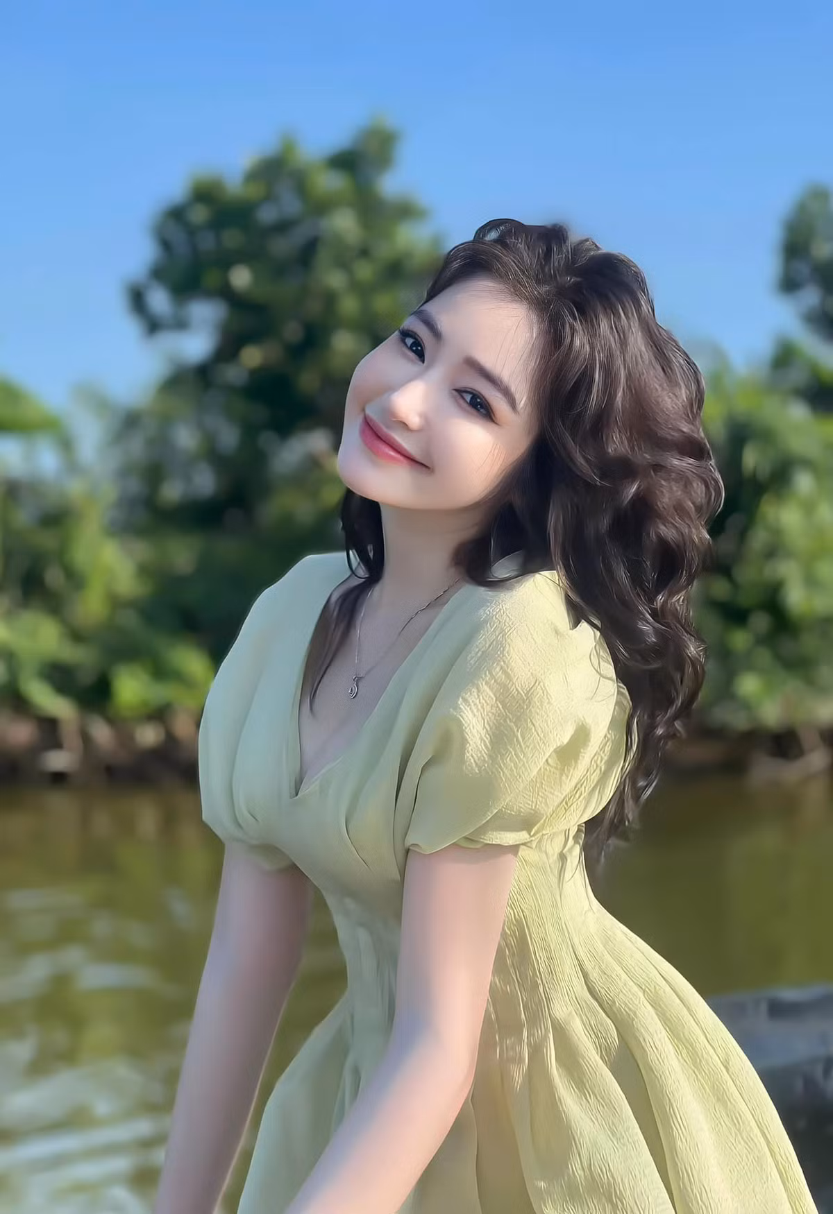 Mẹ đơn thân mang dòng máu Trung - Việt khoe dáng, lộ hình xăm Me don than mang dong mau Trung - Viet khoe dang, lo hinh xam