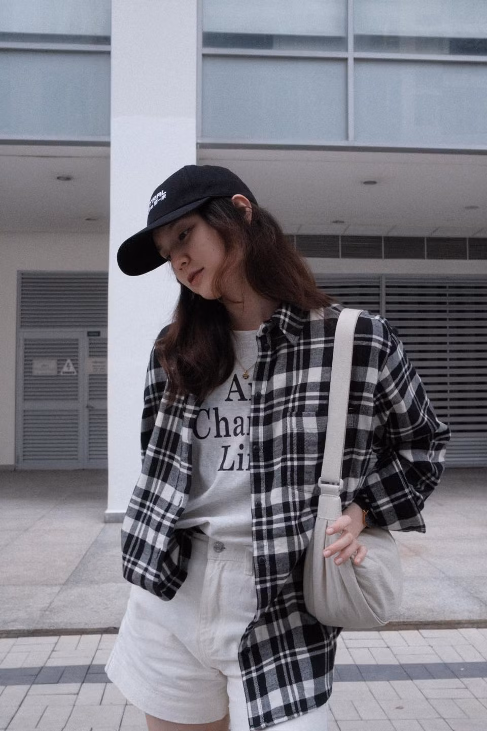 Nhìn vào tấm hình phía trên, có thể nhận ra, thời gian trôi qua, cô đã lấy lại sức sống cho mái tóc, khác hẳn hình ảnh tóc lưa thưa, bị đánh giá là giống "mẹ bỉm".