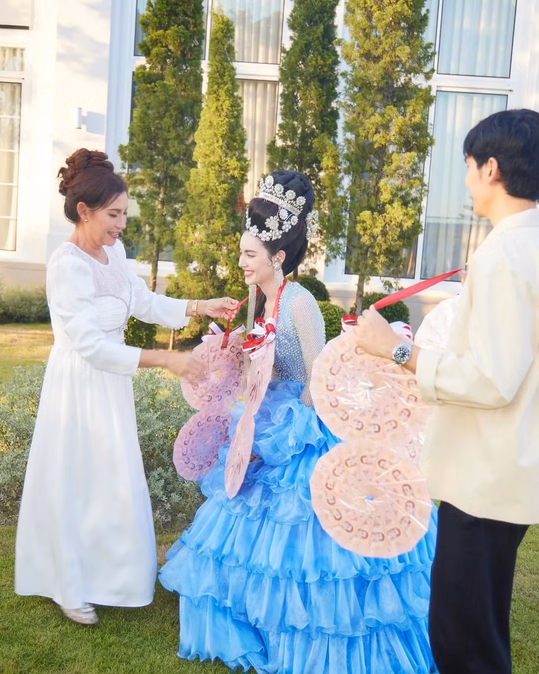 Mai Davika khoe trọn nhan sắc sắc nét cùng vóc dáng nổi bật trong chiếc đầm lộng lẫy.