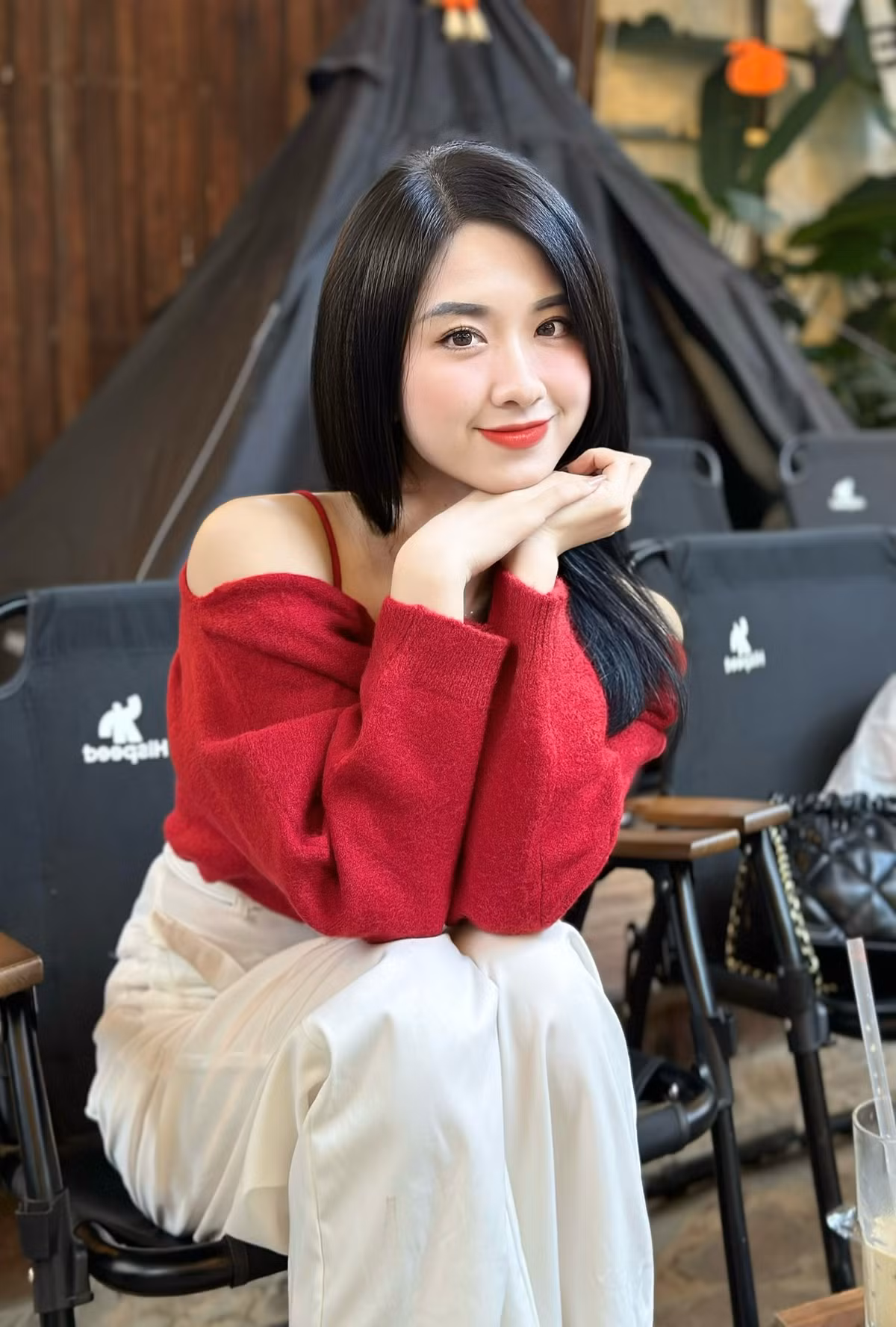 Cô nàng sở hữu vóc dáng cao ráo, làn da trắng bóc cùng khuôn mặt đẹp.