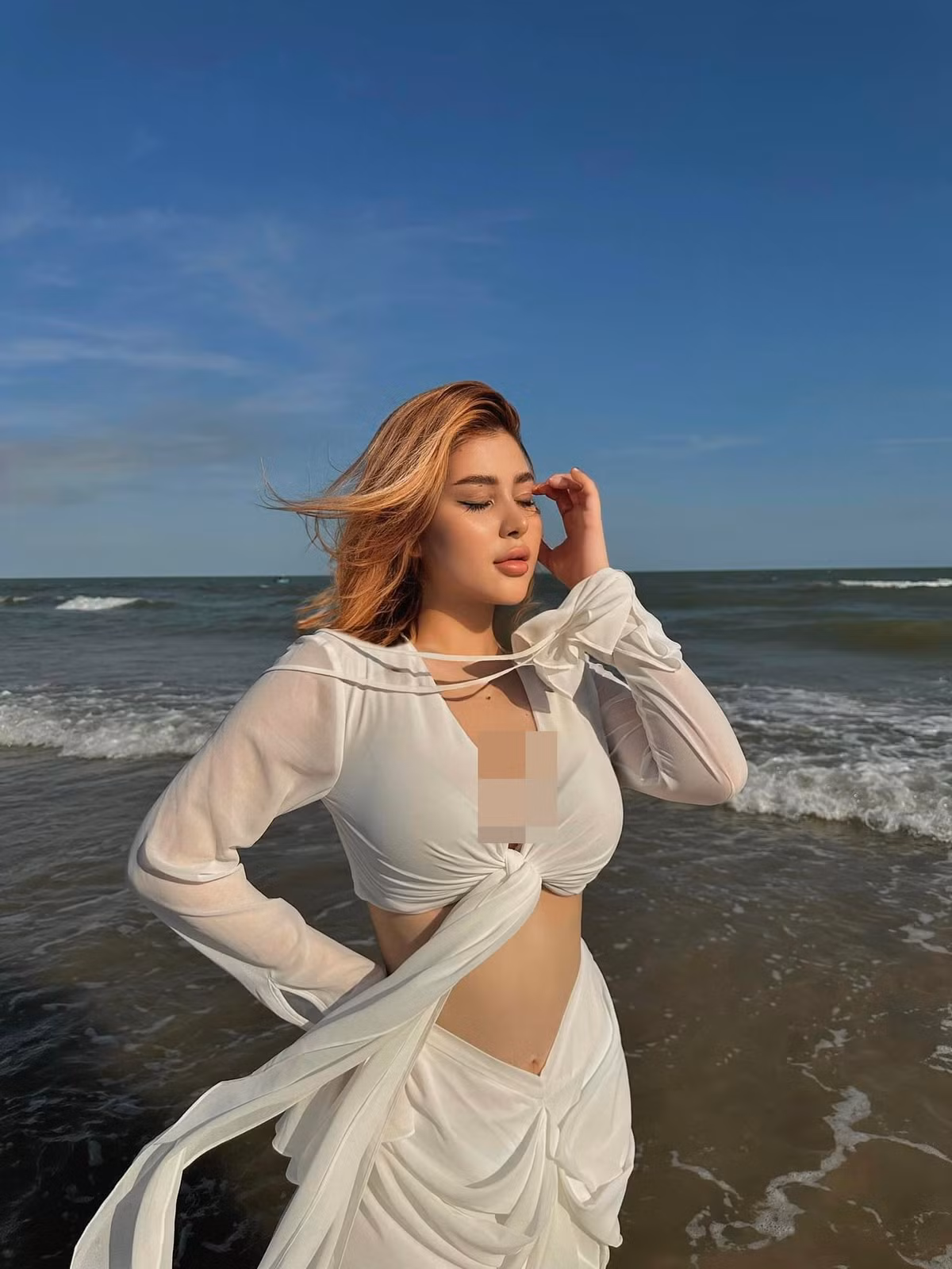 Chẳng những hút fans nam mà cô nàng cũng là biểu tượng đẹp được nhiều thế hệ phụ nữ trẻ tuổi yêu mến.