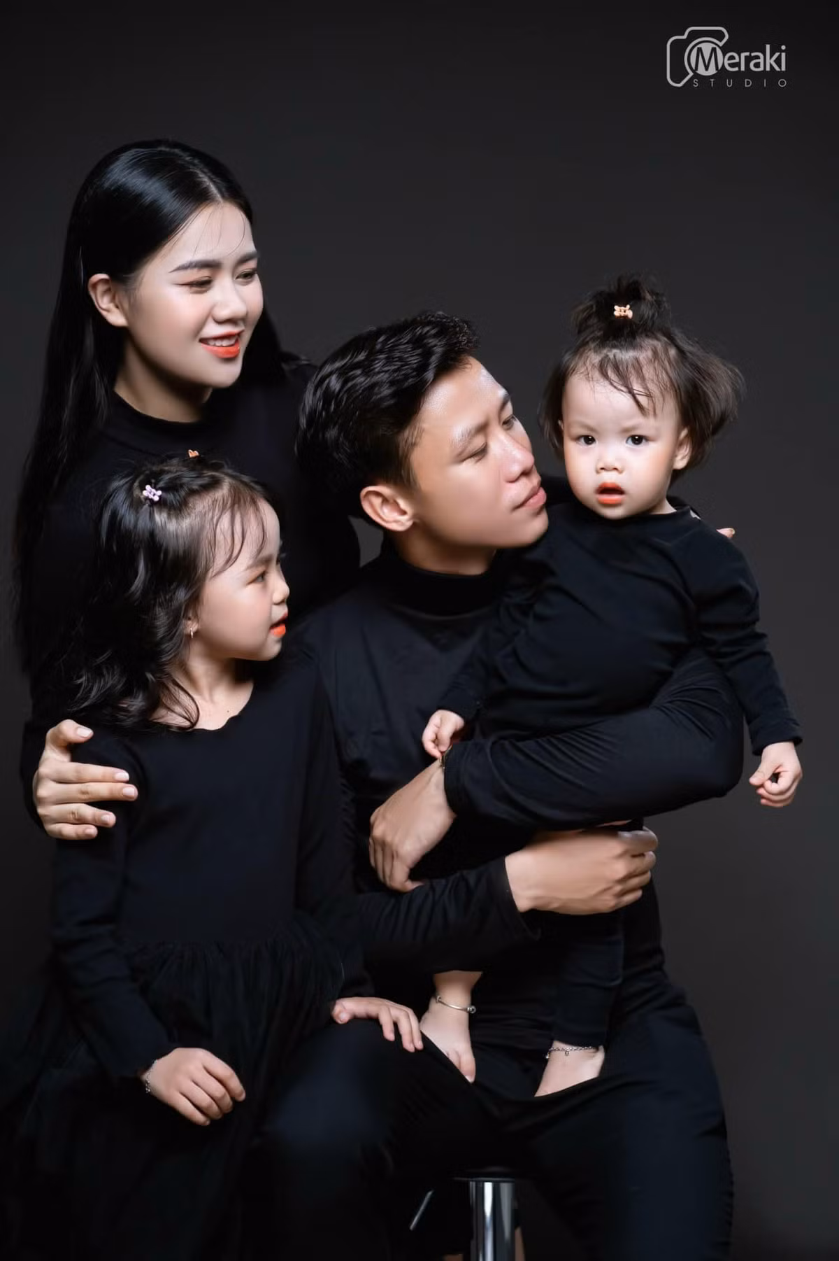 Đội trưởng tuyển Việt Nam đầu quân cho Bình Dương nên anh sẽ phải sống xa vợ con, khi có thời gian rảnh chàng cầu thủ về thăm gia đình, có những hành động đầy tâm lý để bù đắp cho bà xã xinh đẹp.