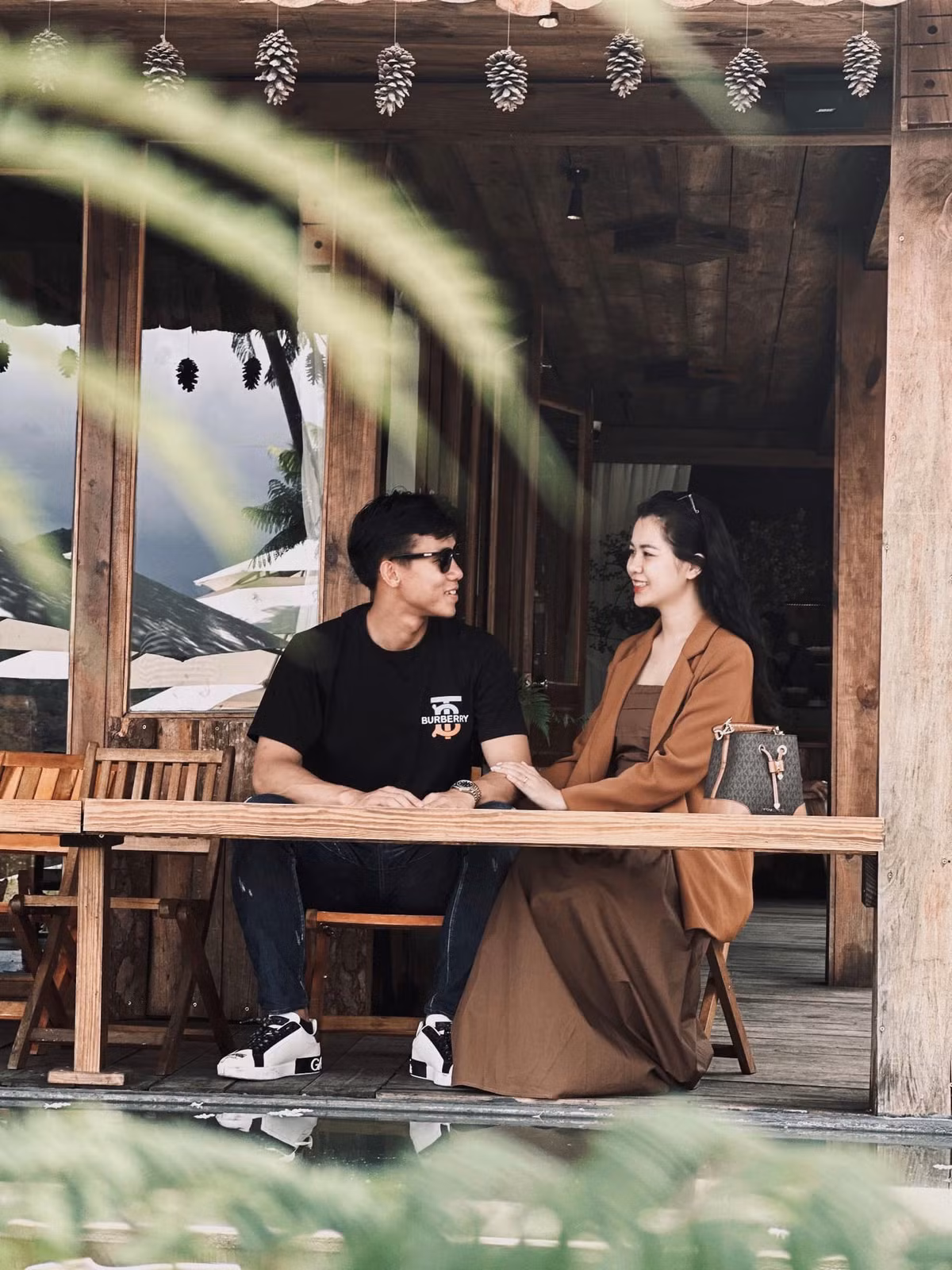 Cầu thủ sinh năm 1993 tiết lộ ở nhà, vợ anh biết nấu nhiều món ngon. Và Hải Quế thích nhất là món sườn xào chua ngọt do chính tay Thuỳ Phương làm.