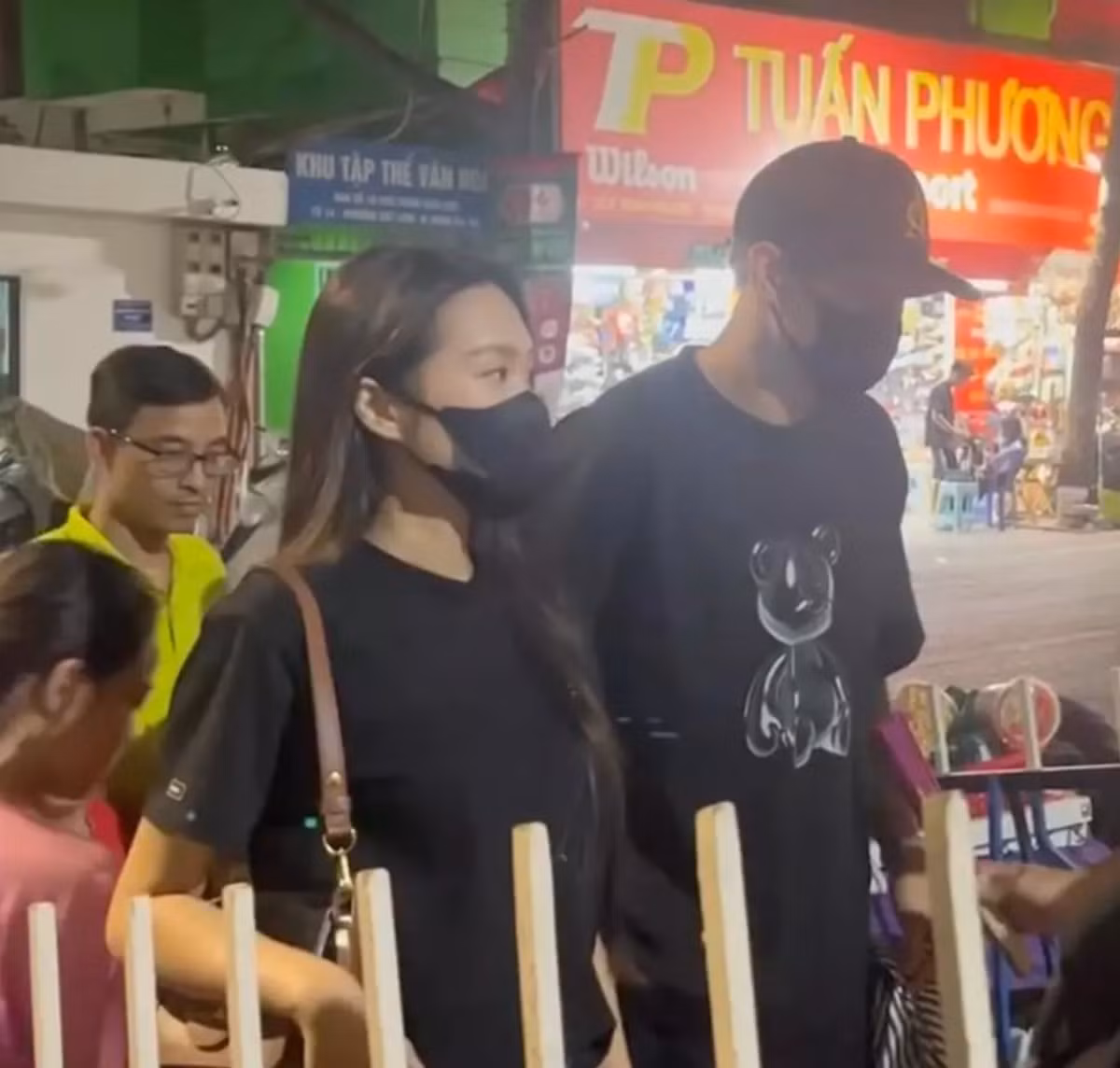Khoảnh khắc cặp đôi lộ diện trước thềm đám cưới đã lọt vào tầm ngắm của "team qua đường", hầu hết netizen đều dành lời khen cho nhan sắc tương xứng của họ.