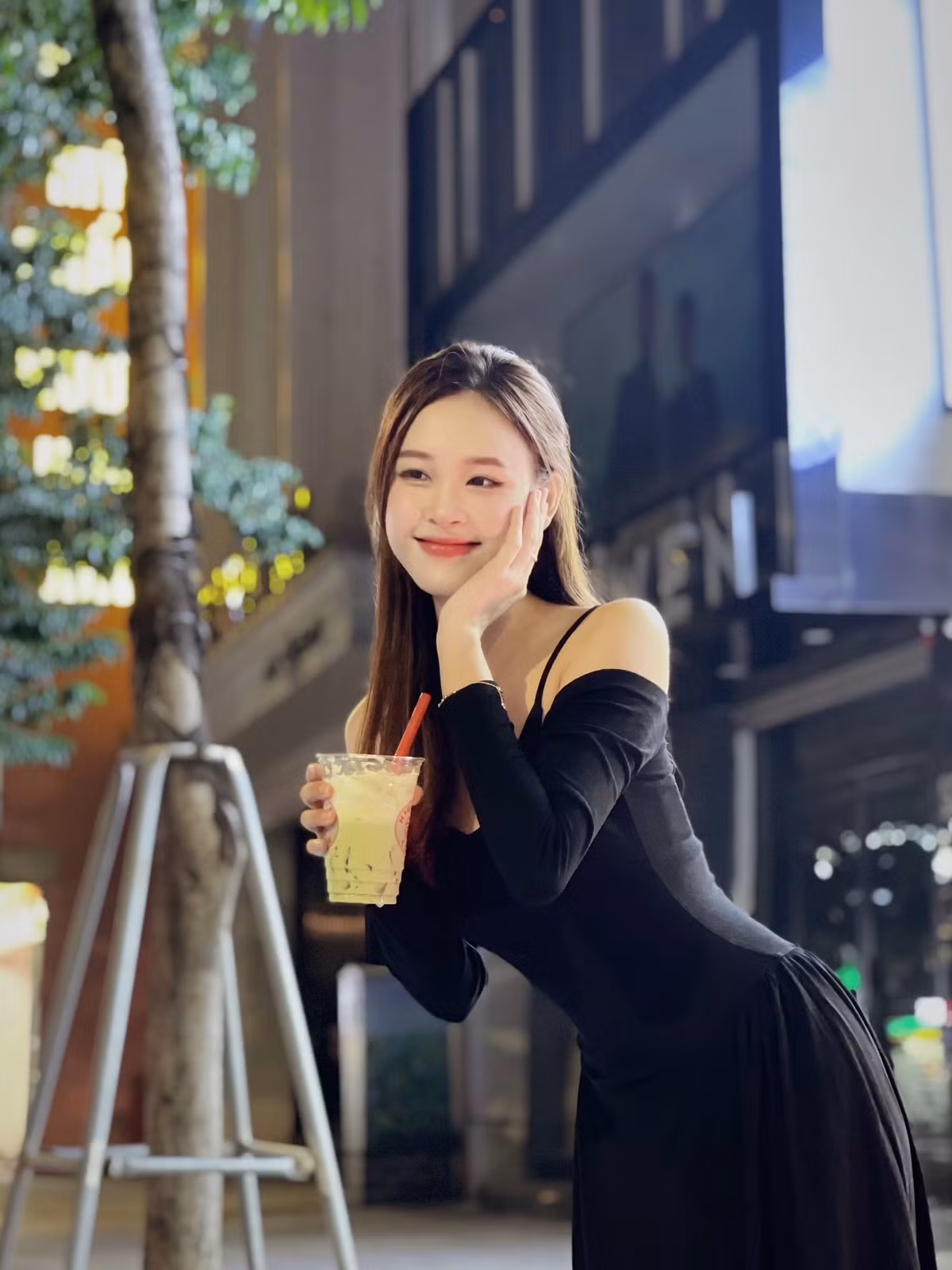 Ngoài nụ cười đốn tim, gương mặt thanh tú, Thảo Vi còn khiến nhiều người ngưỡng mộ bởi bảng thành tích học tập tốt.