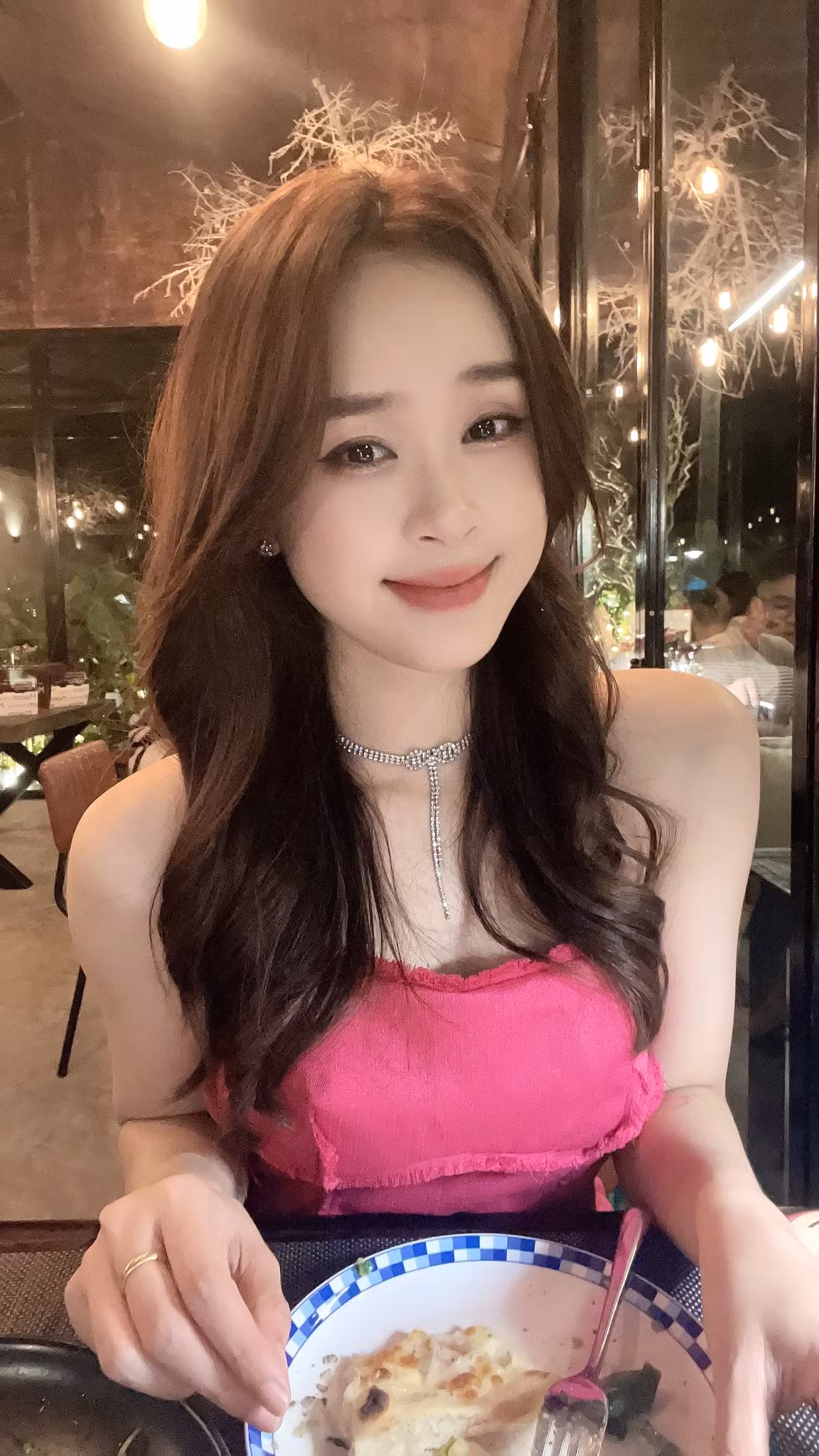 Nhiều người dành lời khen cho nữ MC này.