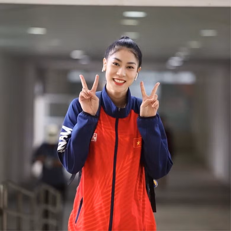 Tiếp nối đàn chị Phạm Kim Huệ, nữ VĐV bóng chuyền Hoàng Thị Kiều Trinh cũng "đốn tim" bởi nhan sắc xinh đẹp, kỹ năng chơi bóng tốt.