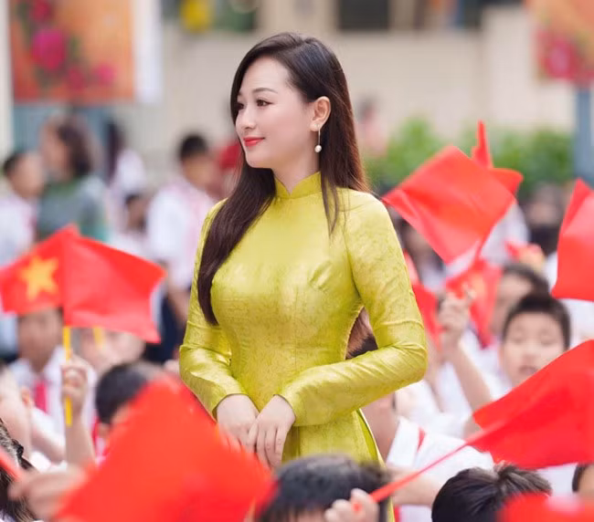 Nguyễn Mỹ Linh (sinh năm 1997) là cô giáo nổi tiếng nhất mùa lễ khai giảng năm 2023.