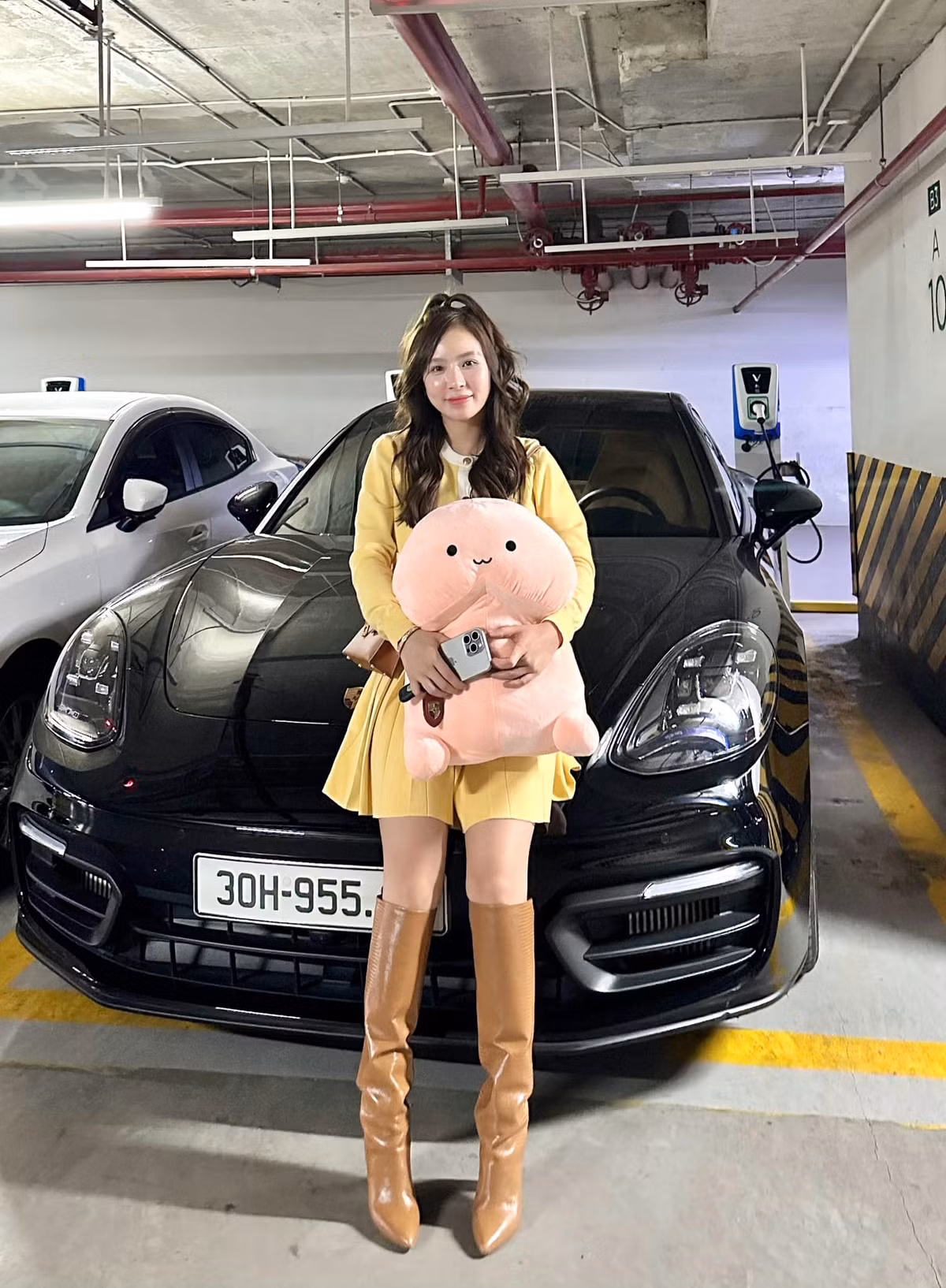 Cô nàng có gu thời trang sang chảnh, sành điệu như một quý cô đích thực. Ảnh: FBNV