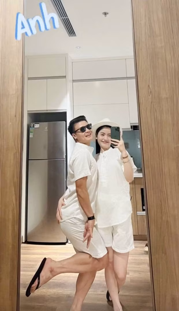 Kể từ khi bị netizen phát hiện hẹn hò, Quang Hải và bạn gái Chu Thanh Huyền xuất hiện bên nhau như "hình với bóng" ở tất cả các sự kiện.