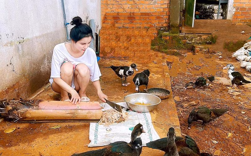 Mỹ nhân 26 tuổi làm việc đồng án cùng gia đình, cô mở quán ăn nhưng vẫn không quên che chắn kỹ càng để bảo vệ làn da và nhan sắc.