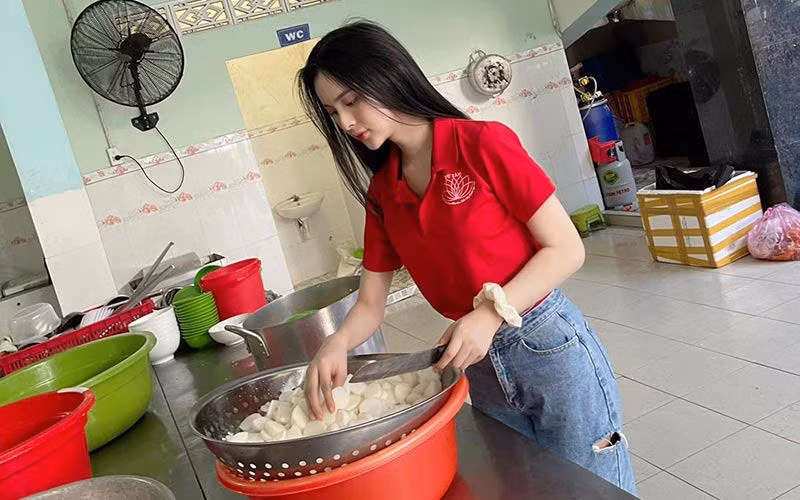 Cận cảnh vẻ đẹp của nàng "tiên nữ Đắk Nia" bỏ phố về quê.