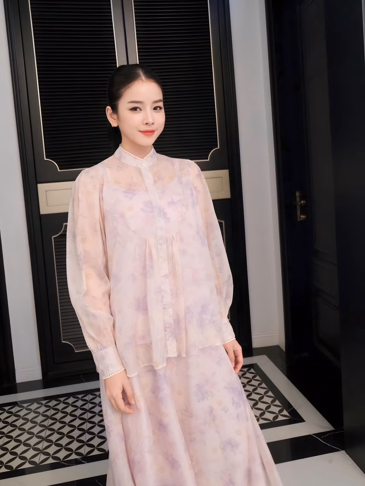 Dù cô diện trang phục kín đáo hay gợi cảm cũng vô cùng nổi bật.