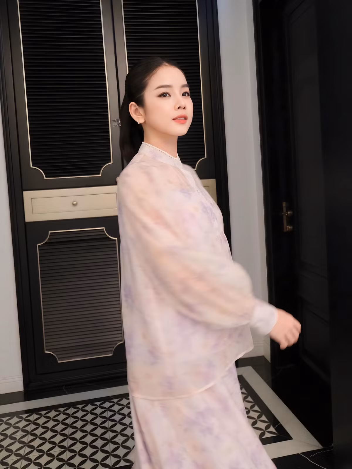 DJ Mie sinh năm 1995, tên thật là Trương Tiểu My. Nhan sắc hiện tại của Mie đã qua hai lần chỉnh sửa mũi.