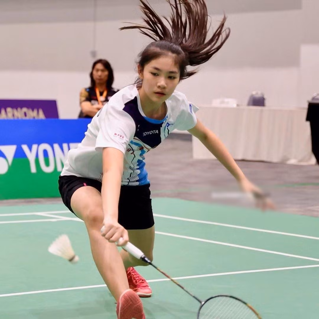 Mới đây nhất, nữ VĐV cầu lông trở thành tâm điểm chú ý trên truyền thông lẫn mạng xã hội khi xuất sắc giành ngôi vô địch đơn nữ tại 2023 BWF World Junior Championships (Giải vô địch cầu lông trẻ U19 thế giới 2023) diễn ra ở Washington, Mỹ.