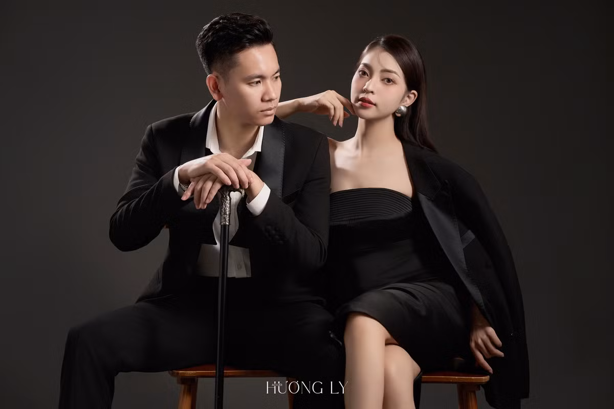 Bộ ảnh này từ một đơn vị chuyên chụp ảnh cưới, Nhật Lê diện váy cúp ngực ôm sát màu đen, chàng trai bên cạnh cũng diện trang phục đồng màu.