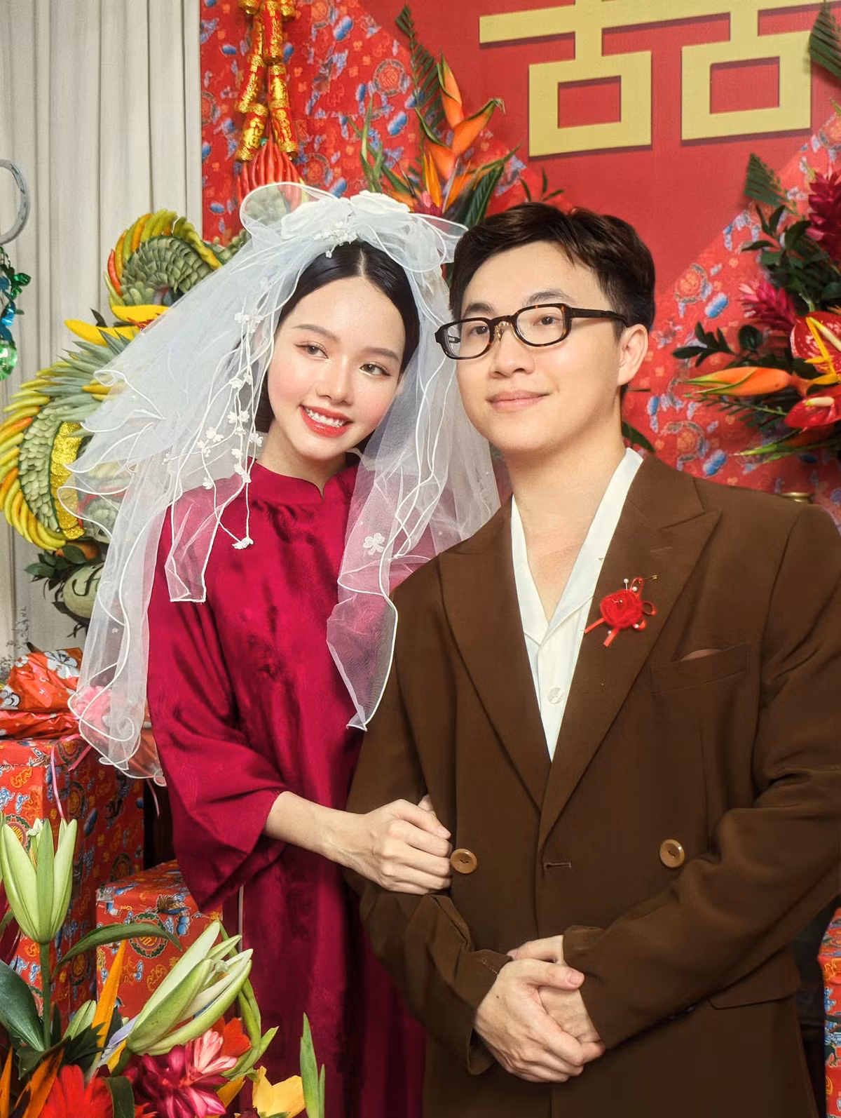 Trần Quốc Huy là thầy dạy trang điểm cho cô, cô học trò sau đó "cảm nắng" và quyết tâm "cua" thầy để có hạnh phúc như hiện tại. Ảnh: FBNV