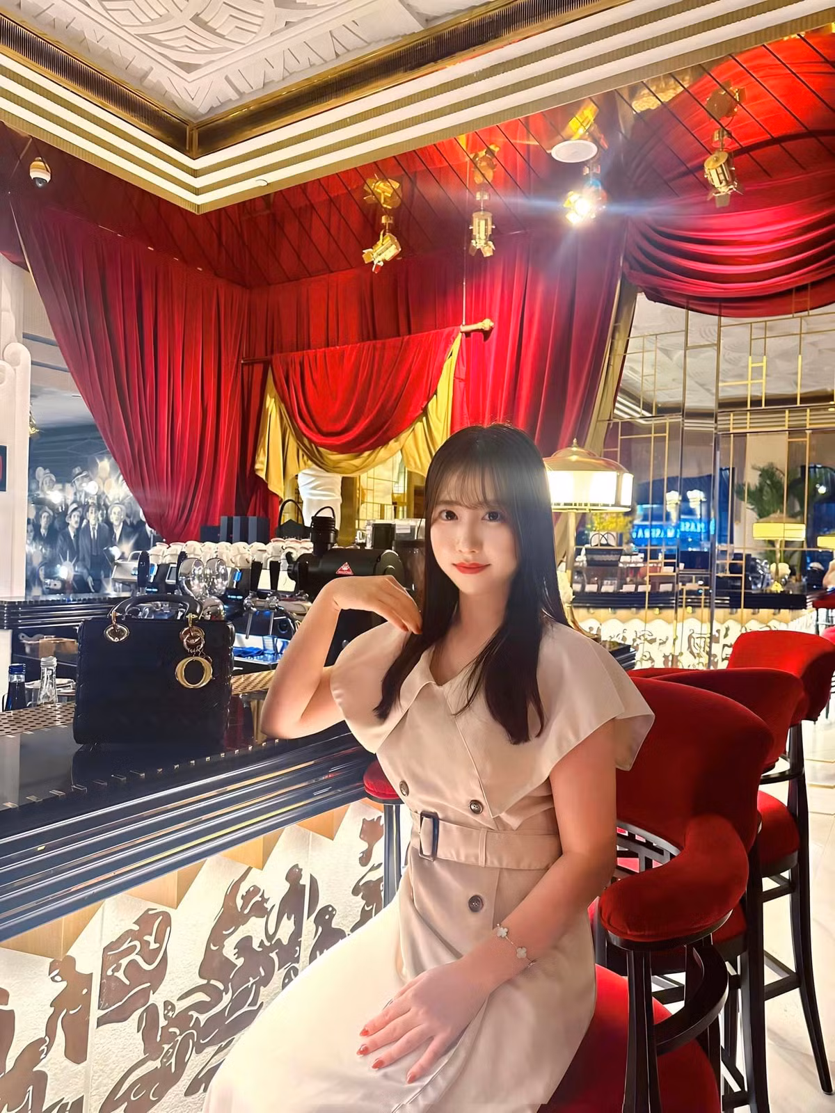 Bên cạnh những khoảnh khắc thanh lịch trên giảng đường, cô giáo Sao Mai còn khiến nhiều người mê mẩn bởi loạt ảnh khoe body "10 điểm không có nhưng".