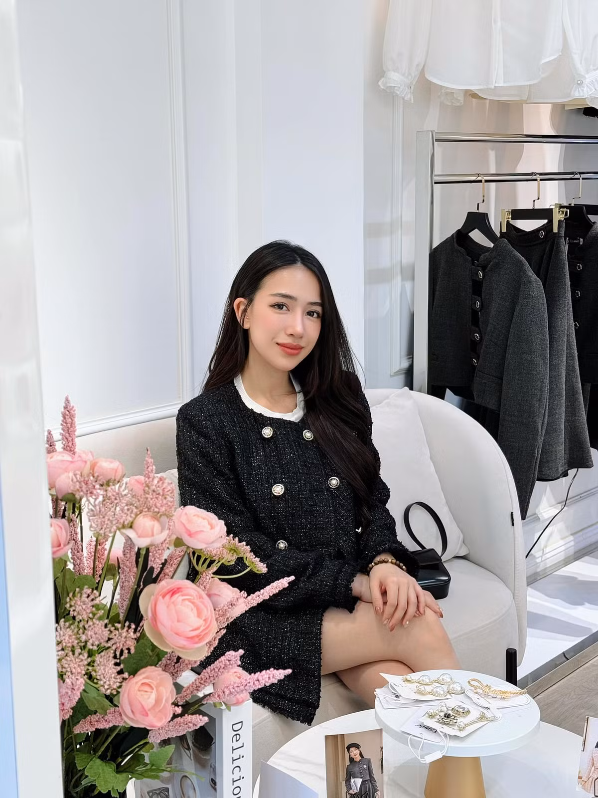 Trên trang cá nhân, cô tích cực đăng tải các bức ảnh khoe eo thon trong những thiết kế áo táo bạo. Ảnh: FBNV