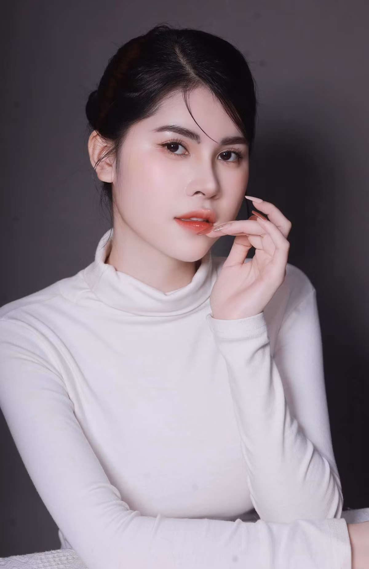 Vốn sở hữu làn da trắng sáng từ nhỏ, hiện tại, người đẹp càng nổi tiếng hơn vì kết hợp gu ăn mặc gợi cảm.
