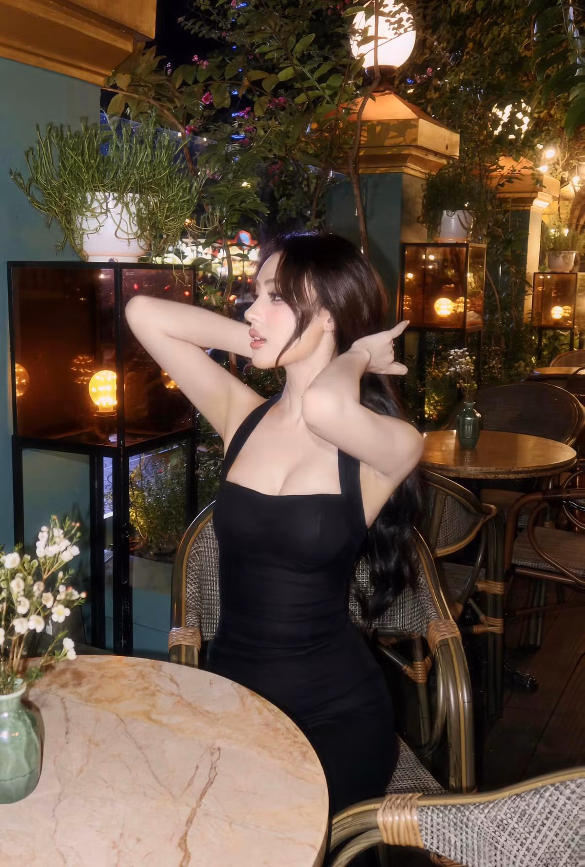 Hot girl Ê Đê diện đầm ôm sát, với chi tiết thắt dây sau gáy. Phần cúp áo ôm trọn cơ thể giúp cô nàng khoe được vòng 1 đầy đặn.