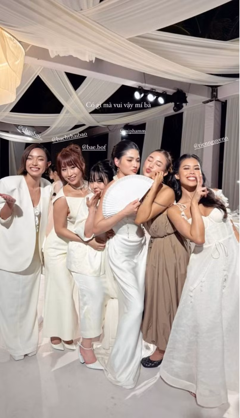 Cùng xuất hiện trong đám cưới của một người bạn, Salim và Tiên Nguyễn lần đầu có dịp đứng chung một khung hình.