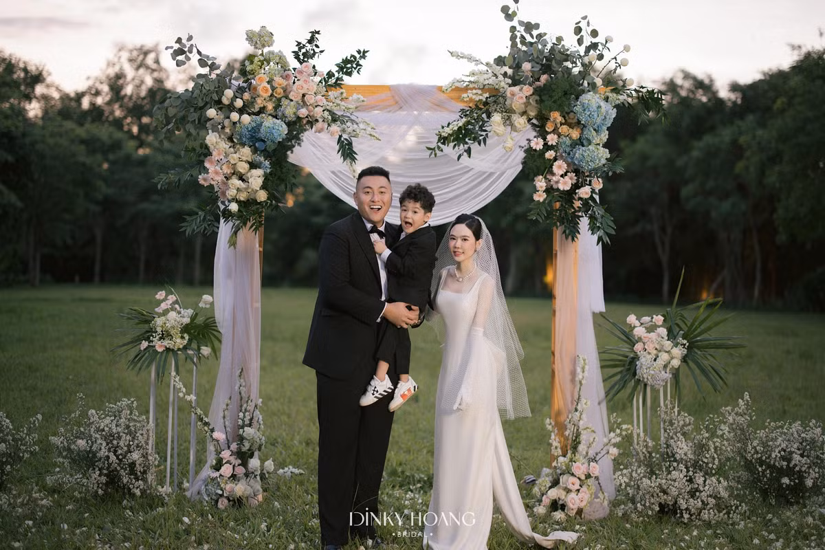 Về phía chàng thiếu gia Fabo Nguyễn, anh là một nhân vật vô cùng quen thuộc trong cả làng YouTube lẫn giới nhà giàu Việt. Fabo Nguyễn gây chú ý với các vlog trải nghiệm cuộc sống, đập hộp hàng hiệu đắt tiền, hay sở hữu bộ sưu tập những đôi giày sneaker lên đến hàng trăm đôi với giá trị hàng tỷ đồng. Ảnh: FBNV