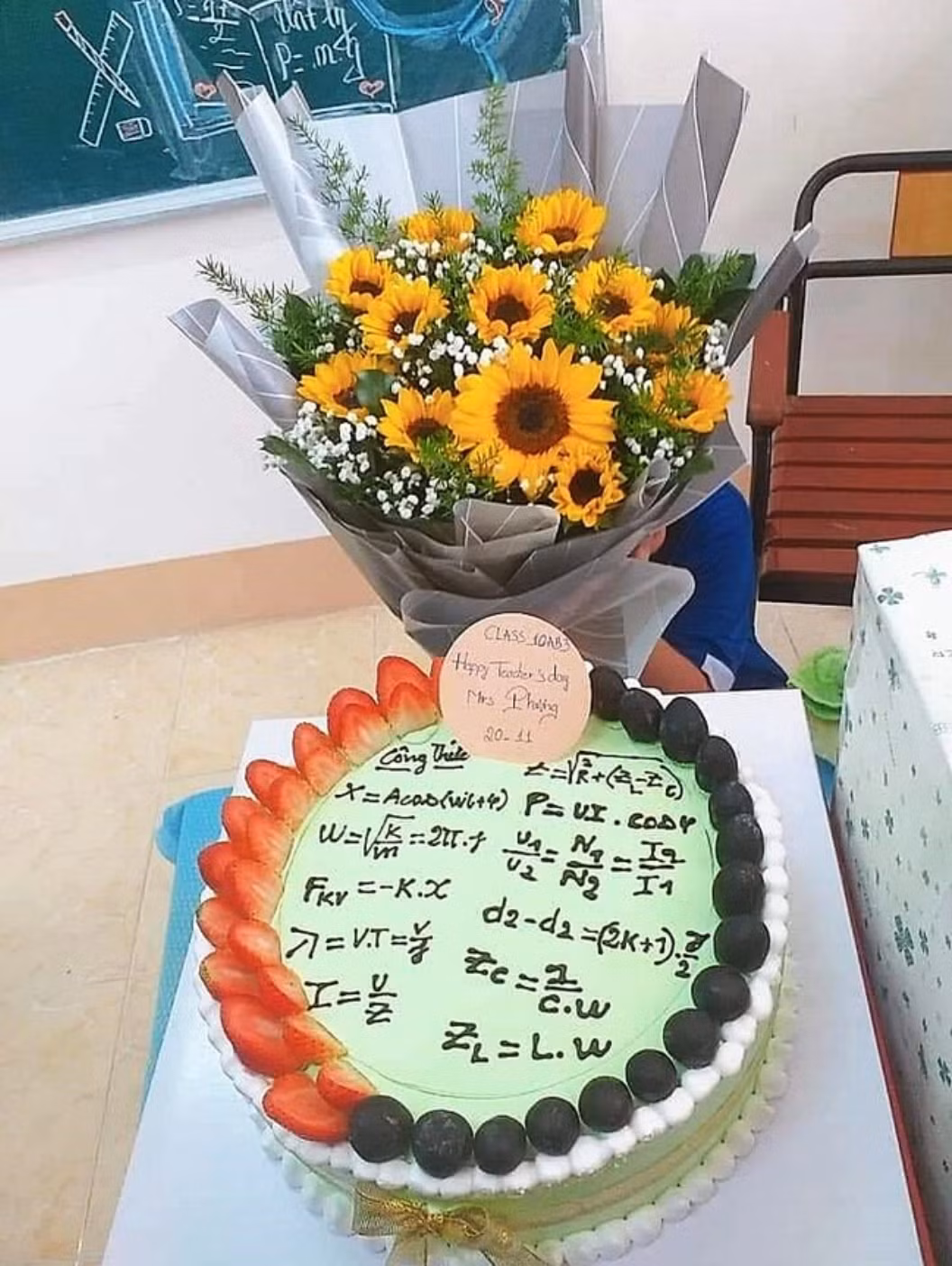 Một chiếc bánh chan chứa tình cảm yêu thương gửi đến cô giáo tên Phương, nhưng đám công thức loằng ngoằng này thì không chắc sẽ làm cô vui.