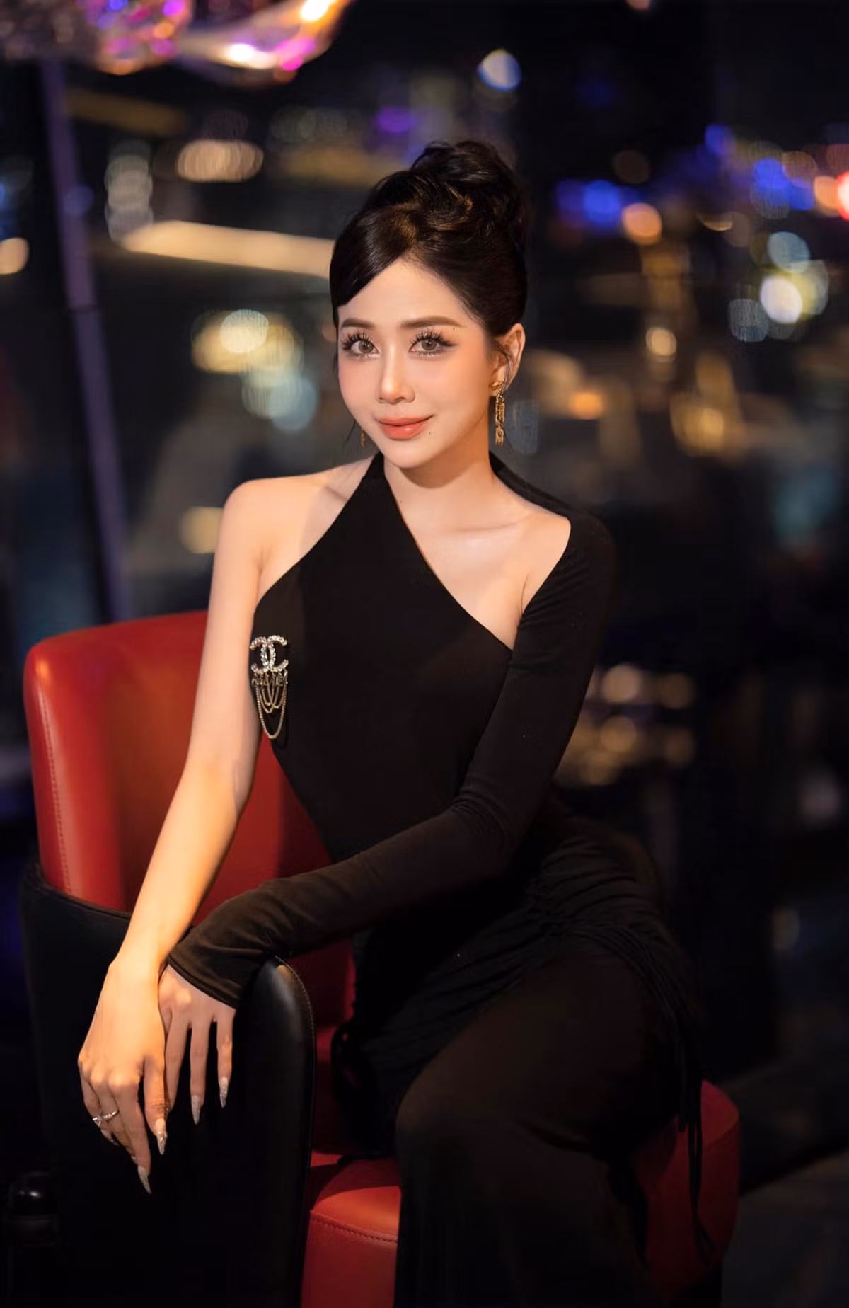 Vốn là quý cô "tắc kè hoa" thế nên người đẹp cũng thường xuyên thay đổi xoành xoạch phong cách để làm mới mình.