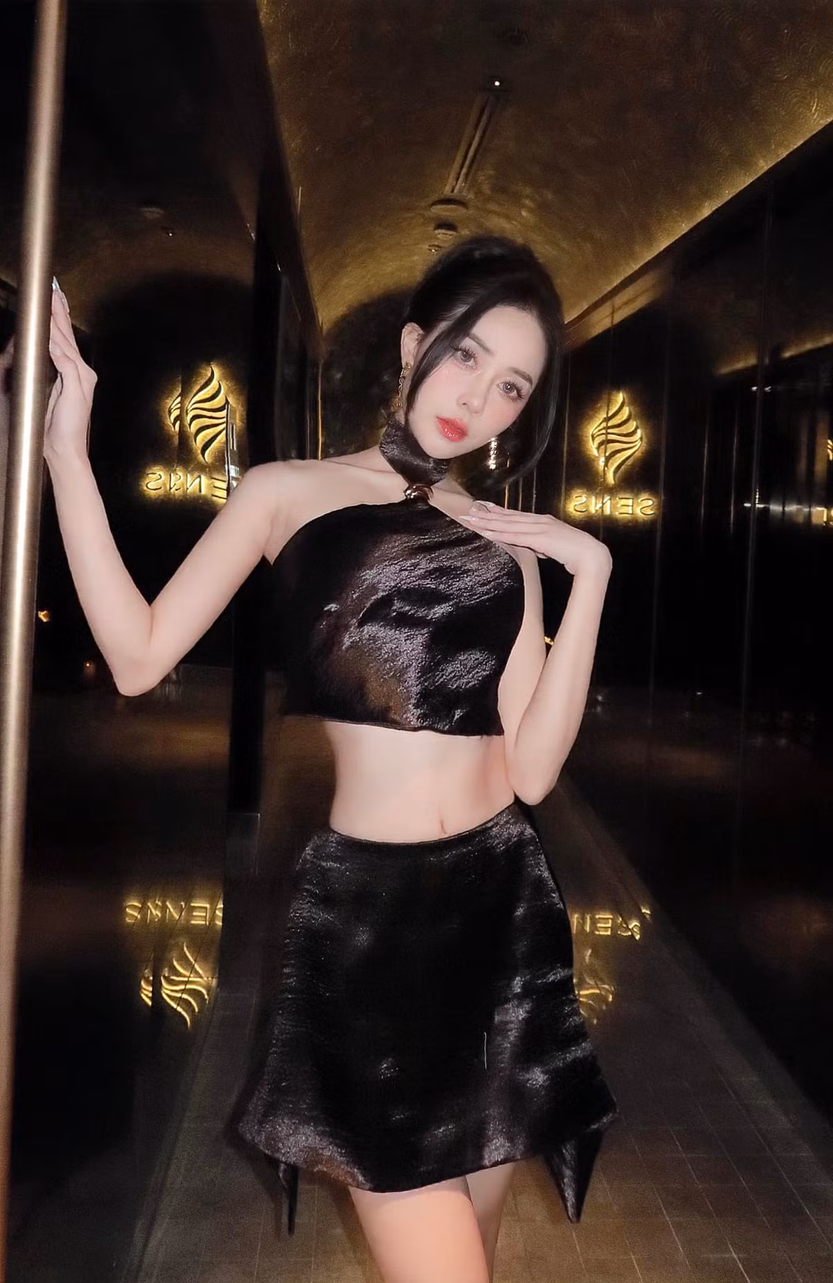 Trên trang cá nhân, không khó để tìm thấy những hình ảnh gợi cảm hết cỡ của hot girl Lục Anh.