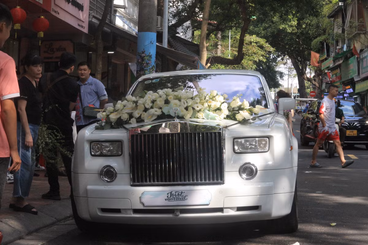 Sau lễ ăn hỏi, gia đình nhà trai cũng sẽ làm lễ xin dâu để đón Doãn Hải My về quê nhà Thái Bình vào chiều nay. Văn Hậu dùng chiếc siêu xe Rolls-Royce Phantom màu trắng để đón cô dâu.
