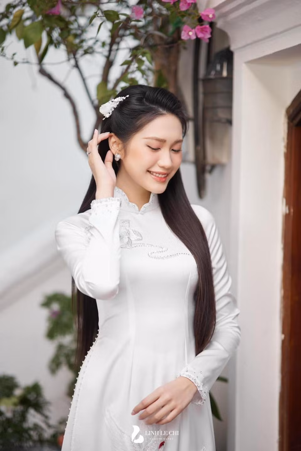 Trong khi chú rể đi xe sang cùng dàn bê tráp bận áo dài truyền thống, lịch lãm đến rước dâu thì cô dâu gây chú ý bởi vẻ ngoài xứng danh Top 10 Hoa hậu Việt Nam. Ảnh: Linh Lê Chí