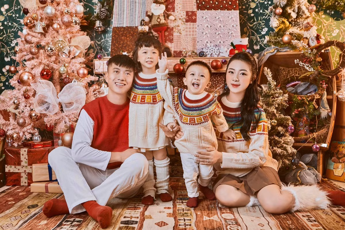 Gia đình tiền vệ Phan Văn Đức mới đây gây chú ý khi chia sẻ bộ ảnh trước thềm Giáng sinh.