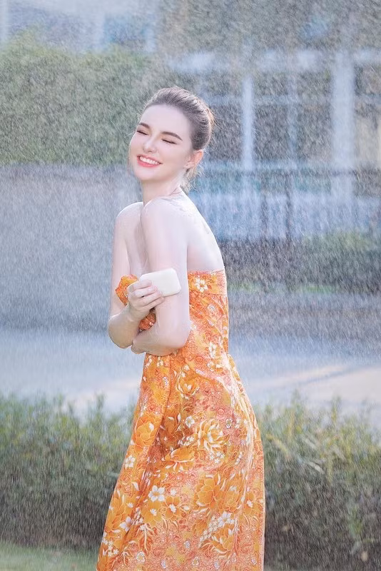 Nhiều người dành lời khen ngợi cho nhan sắc ngày càng hoàn thiện của "bông hồng lai" này ở tuổi 25.