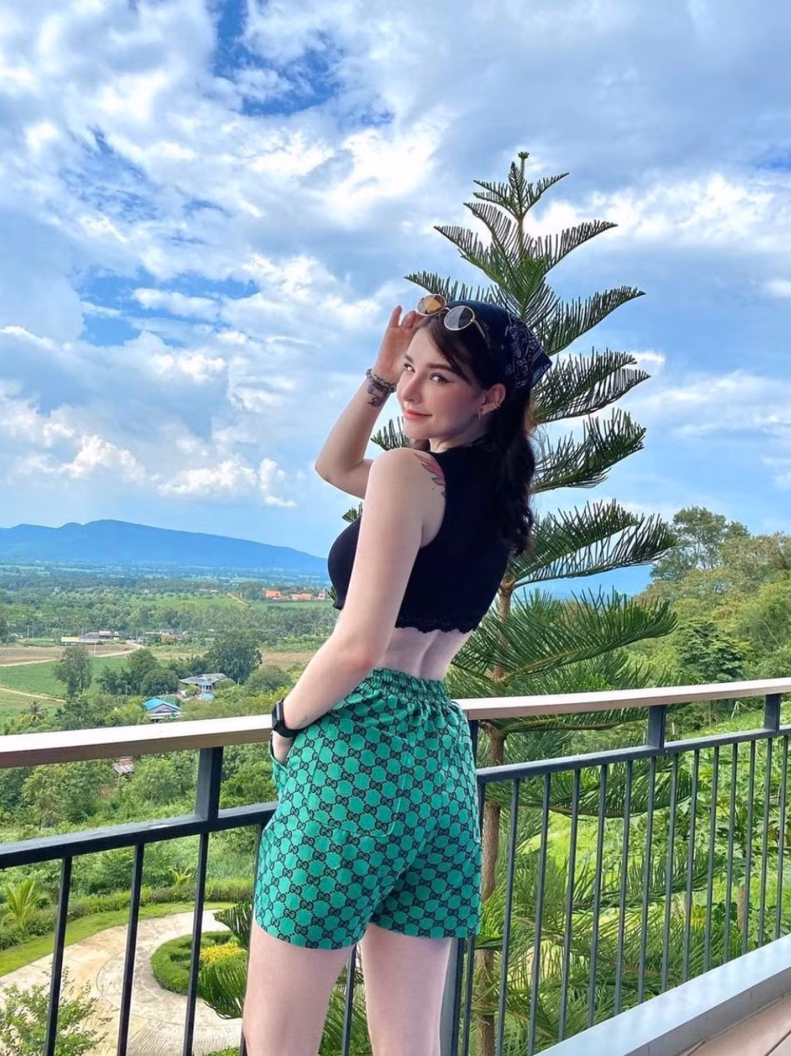 Mang trong mình dòng máu lai, Jessie Vard có lợi thế lớn về nhan sắc với gương mặt sắc sảo, mái tóc vàng và làn da trắng không tỳ vết.