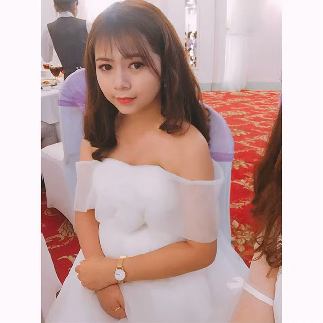 Còn đây là Mỹ Ngọc (đứng kế bên Mỹ Hạnh) - em gái thứ ba của cô dâu.